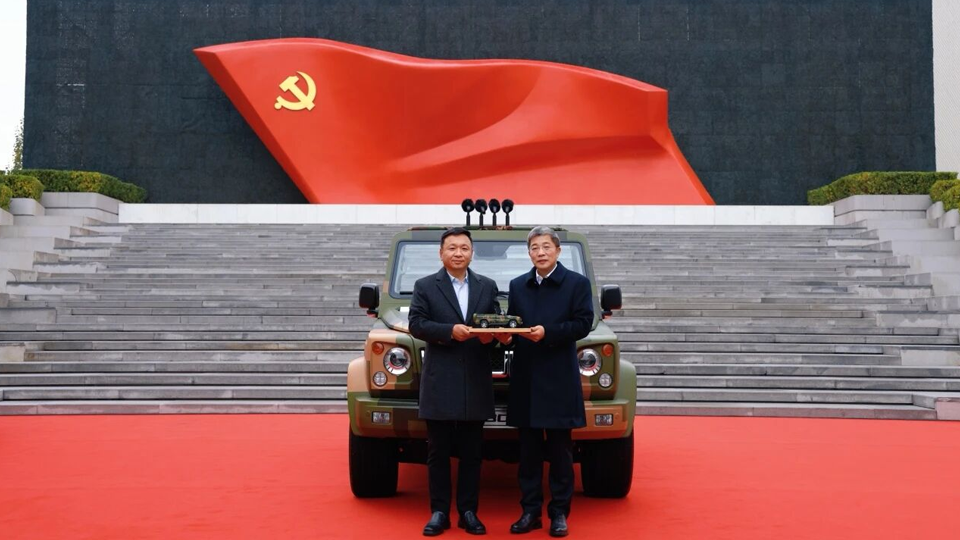 北汽集团向中国共产党历史展览馆捐赠BJ80C阅兵车和享界S9T
